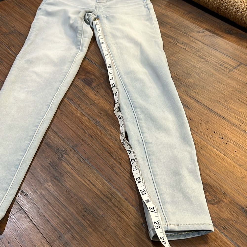 American Eagle Super Super Stretch Skinny Jeans. Faded blue